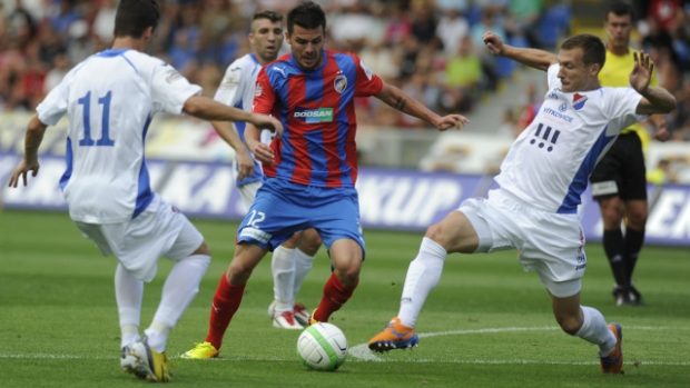 Utkání 3. kola první fotbalové ligy: Viktoria Plzeň - Baník Ostrava hrané 3. srpna v Plzni. Michal Ďuriš z Viktorie Plzeň (uprostřed) a Nenad Dedič (vlevo) a Benjamin Vomáčka, oba z Baníku Ostrava.