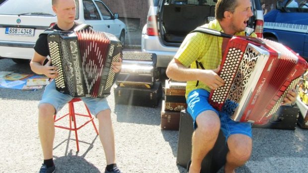 Harmonikáři hráli i před Společenským domem