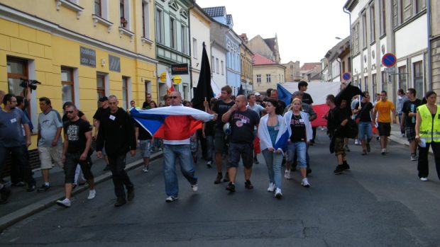 Organizátor Jindřich Svoboda (uprostřed s megafonem) dával pokyny, aby dav nesešel z trasy