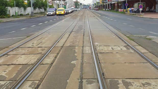 Tramvajová trať v Poděbradské ulici v Praze 9 před rekonstrukcí