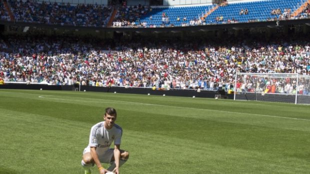 Gareth Bale na stadionu Santiago Bernabeu jako nová posila Realu Madrid