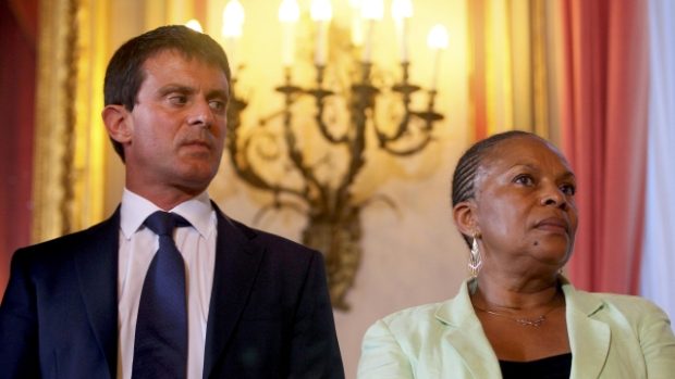 Ministr vnitra Manuel Valls a ministryně spravedlnosti Christiane Taubira na konferenci v Marseille