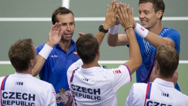 Radek Štěpánek a Tomáš Berdych slaví s českým daviscupovým týmem