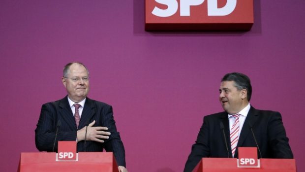 Volební lídr SPD Peer Steinbrück (vlevo) a předseda strany Sigmar Gabriel