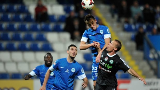 Liberecký záložník Josef Šural a obránce Příbrami Tomáš Zápotočný v hlavičkovém souboji během utkání 10. kola Gambrinus ligy