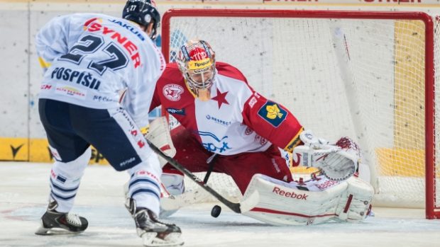 Utkání 8. kola hokejové extraligy HC Bílí Tygři Liberec - HC Slavia Praha 1. října v Liberci. Liberecký útočník Tomáš Pospíšil překonává v samostaném nájezdu brankáře Slavie Dominika Furcha.