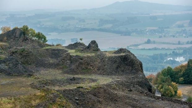 Kamenolom Brniště uspořádal veřejné setkání, na němž představil plány na dotěžení a sanaci kopce Tlustec na Českolipsku (na snímku vpředu), kde se už od 70. let těžil čedič. Od roku 2004 se na kopci netěží.