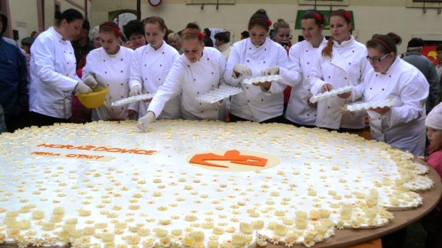 V Horažďovicích upekli rekordní Prácheňskou hnětýnku