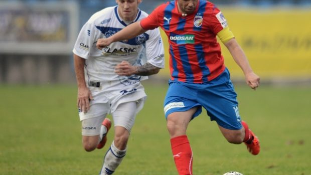 Utkání 3. kola fotbalového Poháru České pošty Kladno - Viktoria Plzeň hrané 12. října v Kladně. Marek Tóth z Kladna (vlevo) a Pavel Horváth z Plzně.