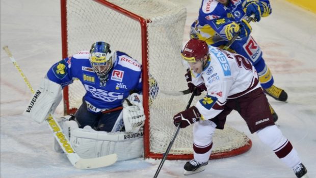 Utkání 12. kola hokejové extraligy HC Sparta Praha - HC PSG Zlín 16. října v Praze. Zleva brankář Zlína Luboš Horčička, útočník Sparty Lukáš Pech a obránce Martin Matějíček.