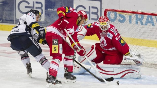 Utkání 13. kola hokejové extraligy mezi HC Vítkovice Steel - HC Oceláři Třinec hrané 18. října v Ostravě. Ondřej Roman (vlevo) z Vítkovic v první šanci před brankou hostí. Uprostřed je Lukáš Gavlas z Třince, v brance Šimon Hrubec z Třince.