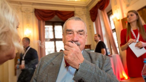 Volby 2013. Volební štáb TOP 09. Na snímku předseda strany Karel Schwarzenberg