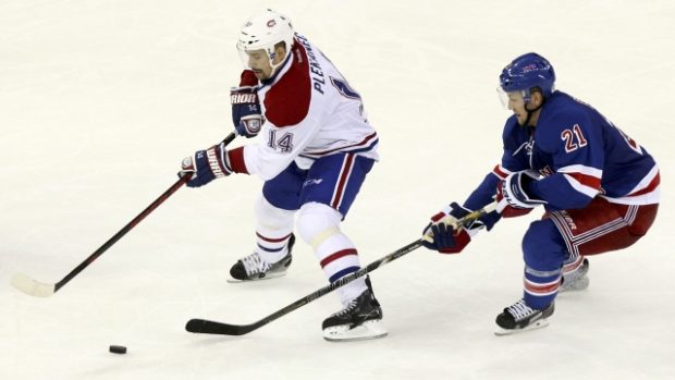 Tomáš Plekanec (vlevo) rozhodl v NHL o vítězství Montrealu nad New Yorkem Rangers