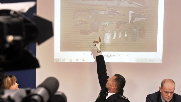 Policisté na tiskové konferenci ukázali fotografii zbraní, které měl obviněný v držení