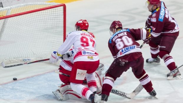 Utkání 19. kola hokejové extraligy HC Oceláři Třinec - HC Sparta Praha hrané 13. listopadu v Třinci. Tomáš Rolinek (Sparta) překonává brankáře domácího celku Šimona Hrubce (Třinec). Stav zápasu 1:2.