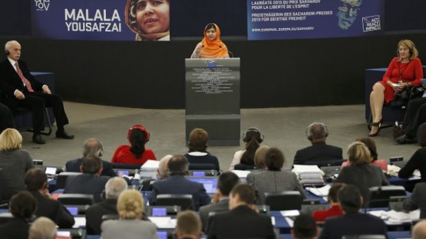 Malalaj Júsufzaiová převzala v Evropském parlamentu Sacharovovu cenu za svobodu myšlení