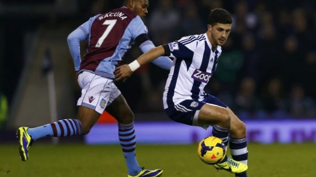 Útočník West Bromwiche Shane Long (vpravo) v souboji s Leandrem Bacunou z Aston Villy během utkání 12. kola fotbalové Premier League