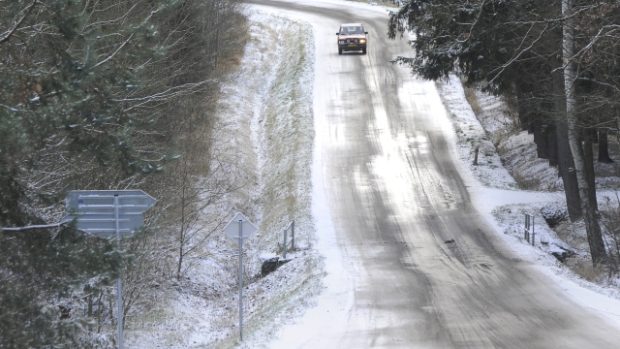 Ledovka na silnicích komplikuje dopravu