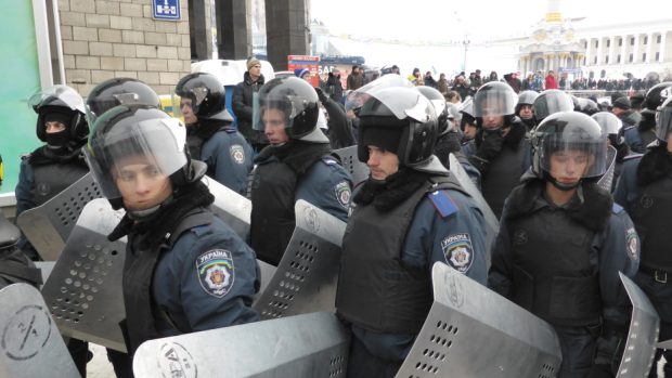 V Kyjevě se dál protestuje, policie v noci razantně zasáhla, dopoledne se pak stáhla