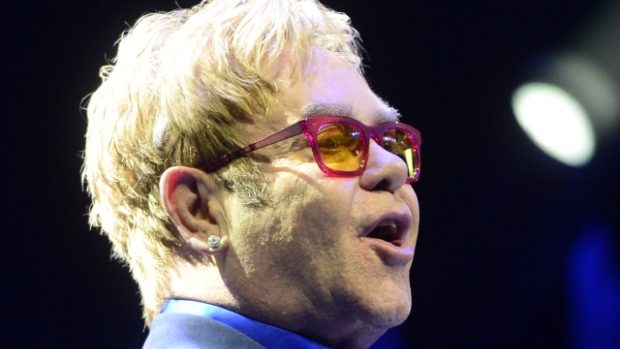 Britský zpěvák Elton John vystoupil v Praze