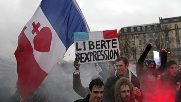 Pařížské demonstrace proti politice prezidenta Hollanda