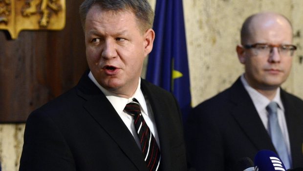 Premiér Bohuslav Sobotka (vpravo) uvedl do úřadu ministra zdravotnictví Svatopluka Němečka