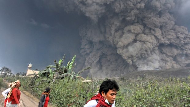 Obyvatelé prchají před erupcí vulkánu Mount Sinagung