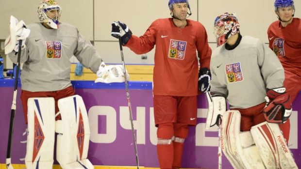 Brankář Ondřej Pavelec (vlevo) zůstane při prvním utkání se Švédskem jen na tribuně