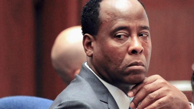 Lékař Conrad Murray je zodpovědný za smrt Michaela Jacksona