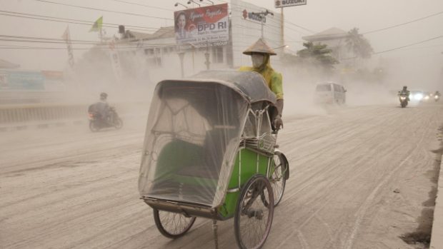 Všudypřítomný popel z indonéského  vulkánu Kelud