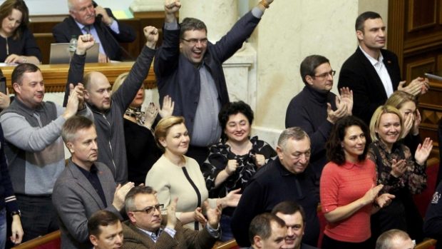 Ukrajina, Kyjev. Parlament odhlasoval odvolání prezidenta Janukovyče, vpravo vzadu tleská i lídr strany UDAR Vitalij Kličko