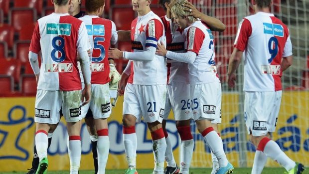 Fotbalisté Slavie napravili nepovedený start do ligového jara a v Edenu porazili v pražském derby Duklu 2:1