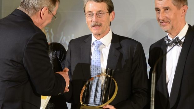 Podnikatelem roku 2013 se stal majitel největší české textilní společnosti Juta ze Dvora Králové Jiří Hlavatý. Vítěznou trofej převzal z rukou ministra financí Andreje Babiše (vpravo)