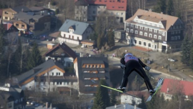 Německý reprezentant Severin Freund během letu nad Harrachovem