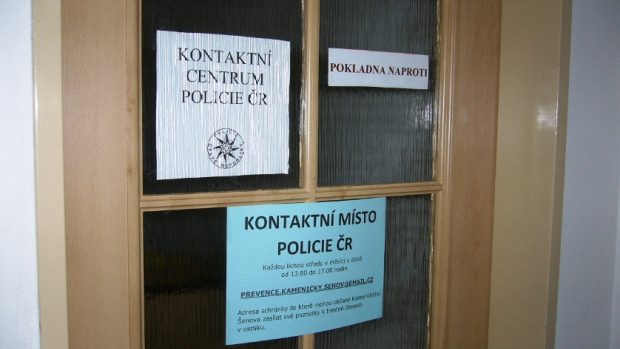 Vstup na kontaktní místo PČR na kamenickošenovské radnici