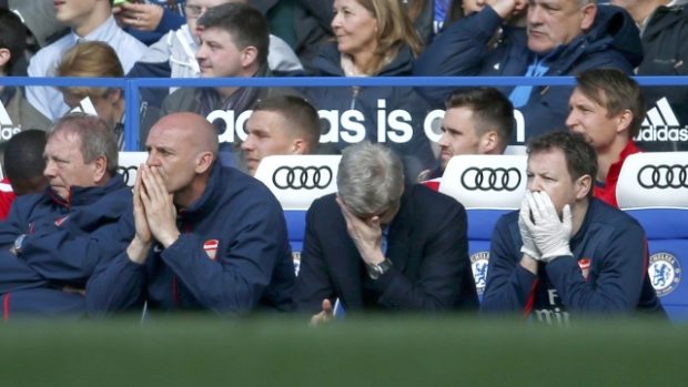 Lavička Arsenalu při utkání na Chelsea. Manažer Wenger jakoby se na prohru 0:6 ani nemohl dívat