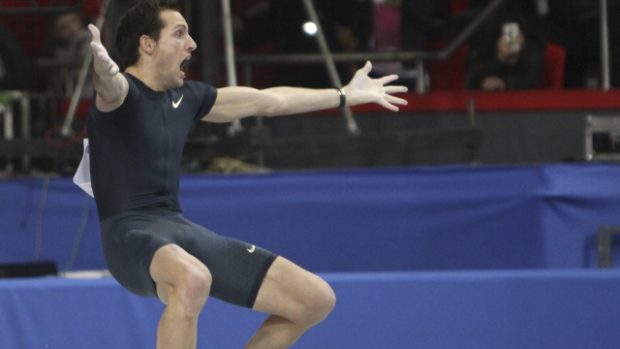 Tyčkař Renaud Lavillenie po překonání světového rekordu Sergeje Bubky