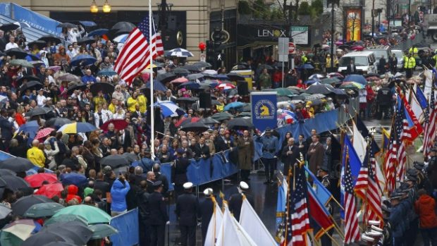 Lidé se v Bostonu sešli na místě cíle maratonu, aby uctili památku obětí a zraněných při loňském bombovém útoku. Od tragédie uplynul přesně rok