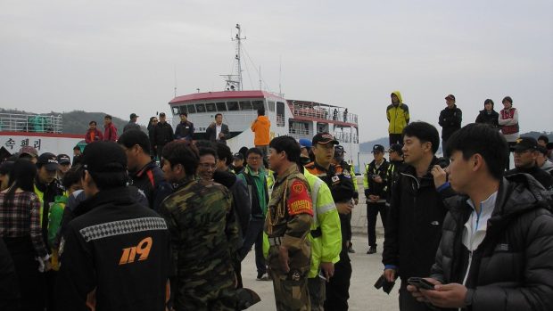 Atmosféra v přístavu je s přibývajícími dny od potopení trajektu Sewol stále tísnivější