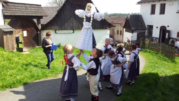 Folklórní soubor Škubánek vynáší smrtku. Michalův statek v Pohledi