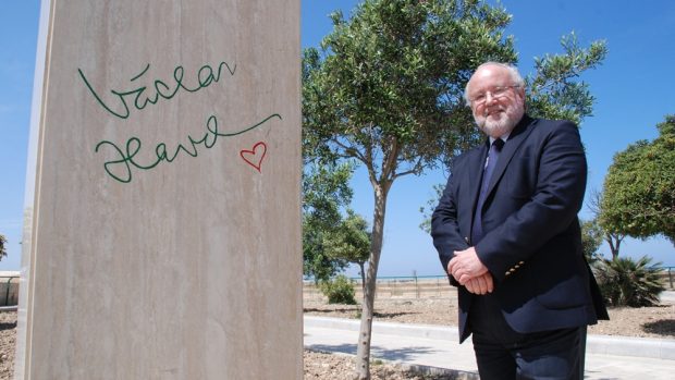 Malta, Valletta. Český honorární konzul Antonio Casapinta u pomníku Václava Havla