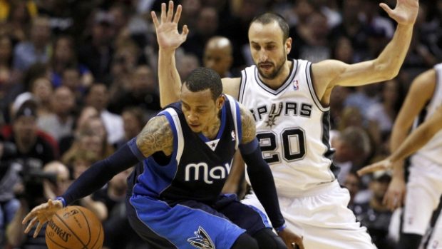 Monta Ellis (vlevo) brání míč před hráčem San Antonia Manu Ginobilim