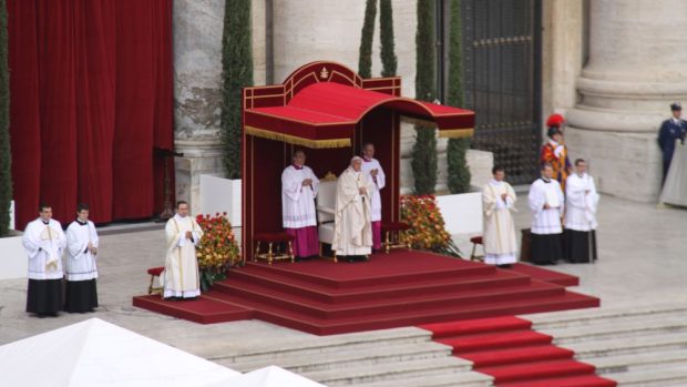 Svatořečení dvou bývalých papežů ve Vatikánu