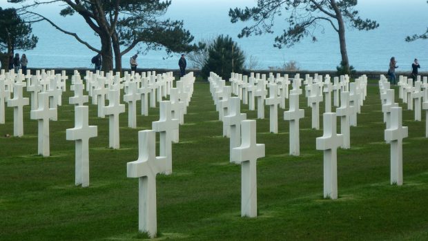 Hřbitov Collevile sur Mer je pozoruhodný svou jednoduchostí