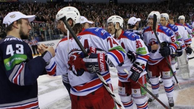 Hráči Lva Praha blahopřejí vítězům KHL z Magnitogorsku