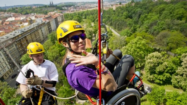 Součástí druhého ročníku festivalu Pojď dál bylo slaňování z Nuselského mostu na invalidním vozíku. Akce se zúčastnila i olympijská vítězka Eva Samková