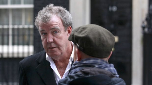 Proslulý moderátor pořadu Top Gear Jeremy Clarkson dostal od BBC poslední varování po dalším z řady incidentů