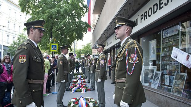 Pietní akt před budovou Českého rozhlasu