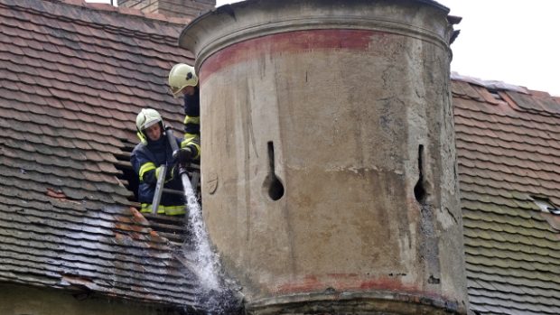 Hasiči zdolali požár jedné ze střešních kopulí zámku v Červené Řečici na Pelhřimovsku