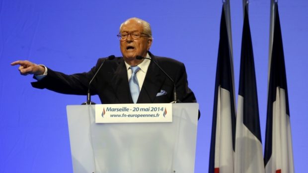 zvedl čestný předseda nacionalistické Národní fronty Jean-Marie Le Pen při vystoupení v Marseilli